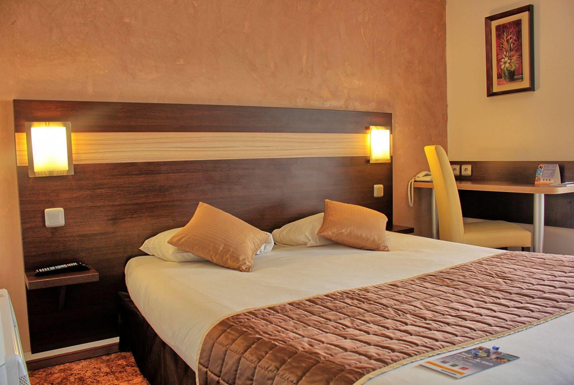 Contact Hotel Restaurant La Chaumiere Entre Orgeval Et Flins A13 Sortie 8 Les Mureaux Kültér fotó