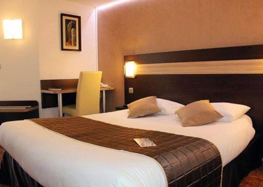 Contact Hotel Restaurant La Chaumiere Entre Orgeval Et Flins A13 Sortie 8 Les Mureaux Kültér fotó