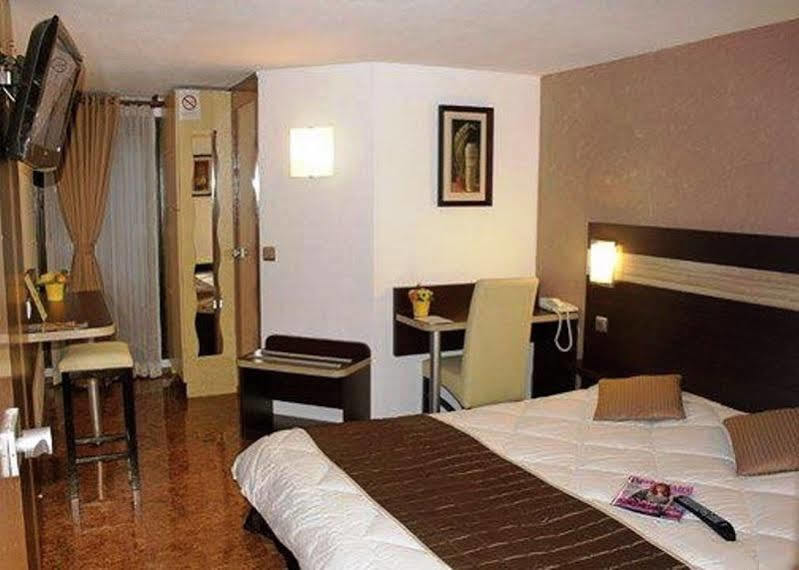 Contact Hotel Restaurant La Chaumiere Entre Orgeval Et Flins A13 Sortie 8 Les Mureaux Kültér fotó